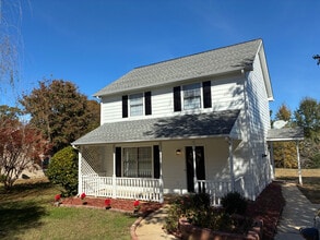 Building Photo - Room in House on Country Ln