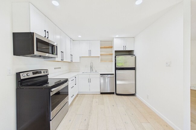 Building Photo - Quiet, light-filled 2BR condo with a private south-facing deck,