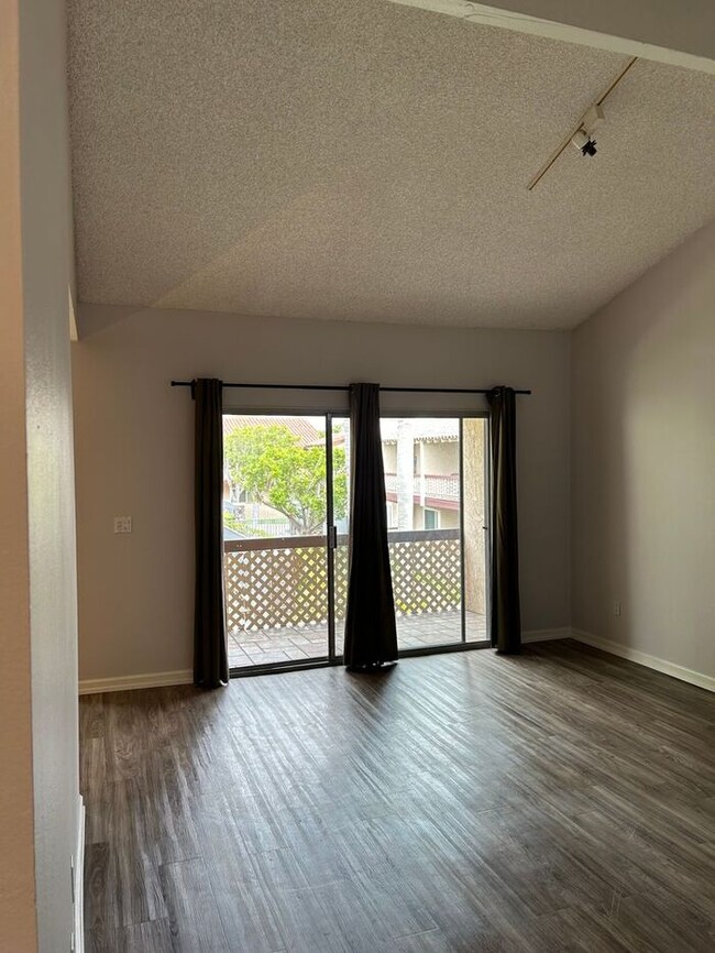 Building Photo - FANTASTIC UPSTRS 2BD 2BA CONDO FOR LEASE!