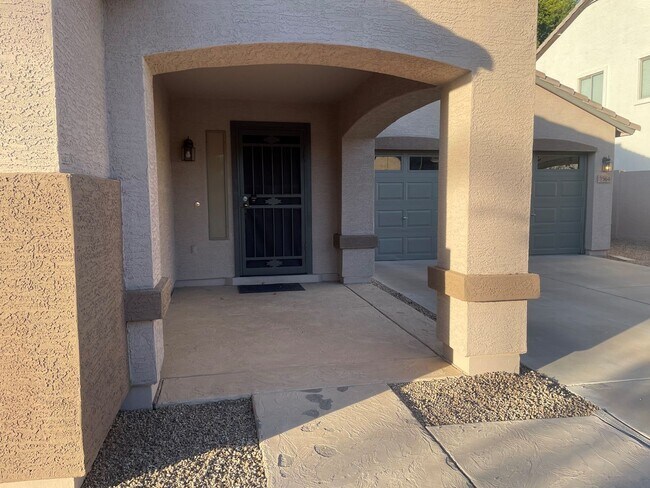 Building Photo - EXCELLENT Location!! This 4 Bedroom 3 bath...