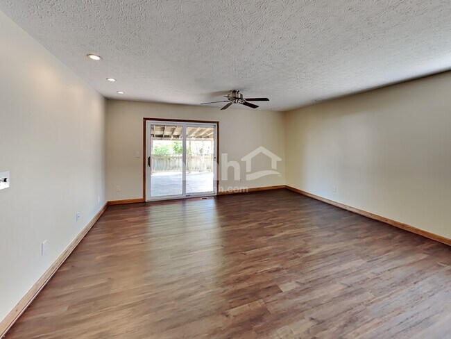Foto del edificio - 6597 Warriner Way
