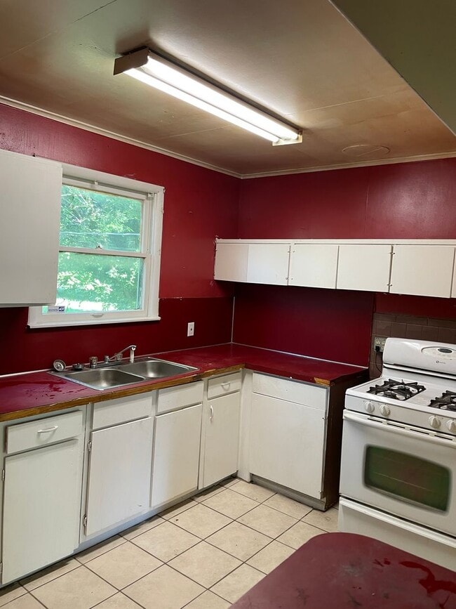 Building Photo - 2 bdrm
