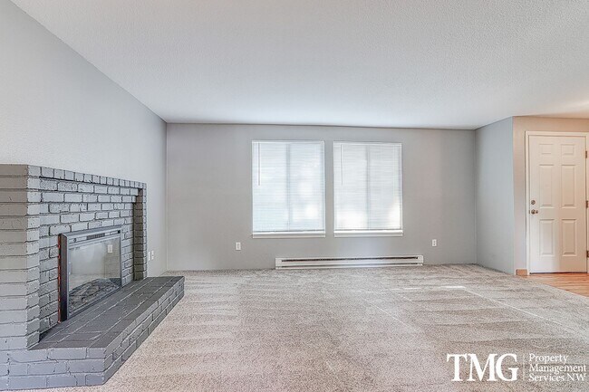 Building Photo - Adorable ranch style condo in gated commun...