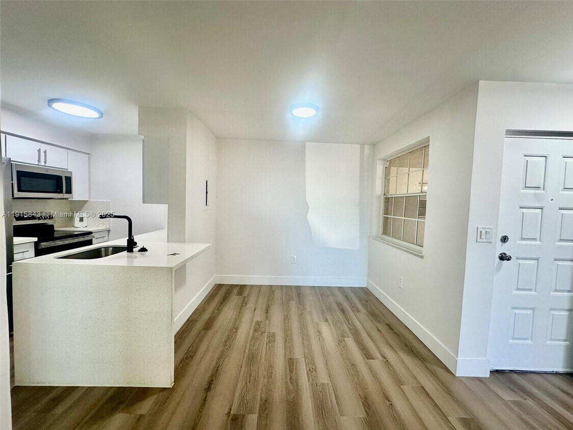 Foto principal - 2890 N Oakland Forest Dr