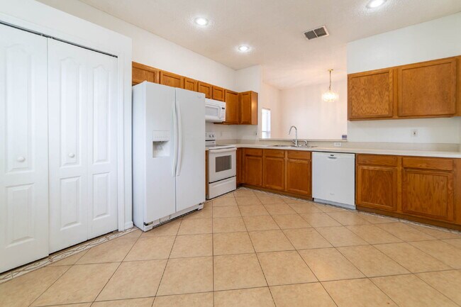 Foto del edificio - **Charming 4BR/2BA Pond-View Home with Boat Ramp Access – East Orlando **
