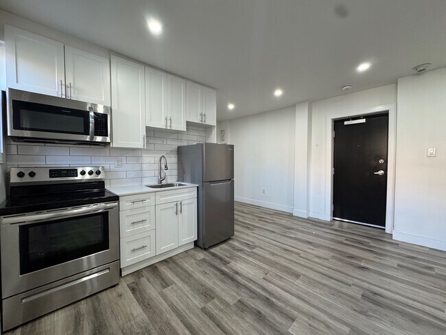 Building Photo - Beautifully Renovated 1 Bedroom 1 Bathroom Unit!