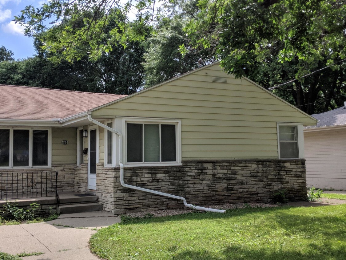 2202 Vine St, West Des Moines, IA 50265 House for Rent in West Des