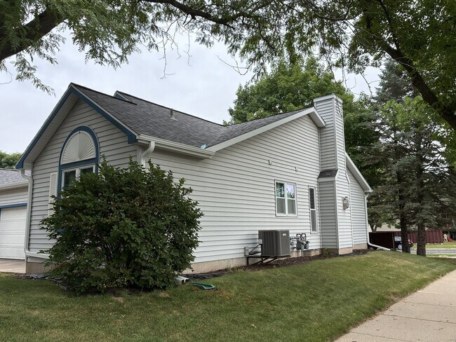 Foto del edificio - 925 Sky Ridge Dr