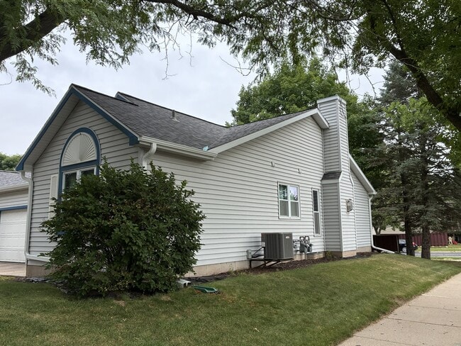 Building Photo - 925 Sky Ridge Dr