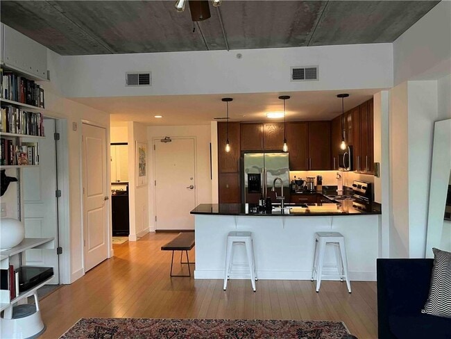 Building Photo - 563 Memorial Dr SE