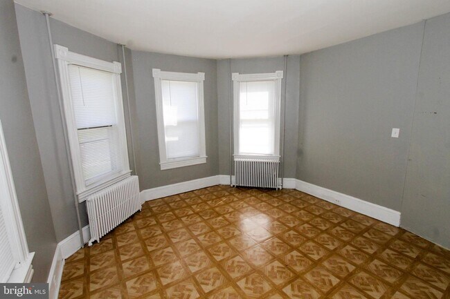 Building Photo - 526 S Fairview St