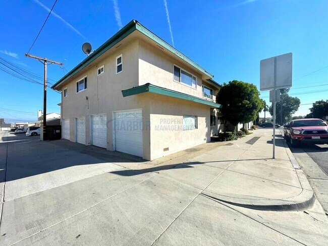 Building Photo - 994 W 7th St