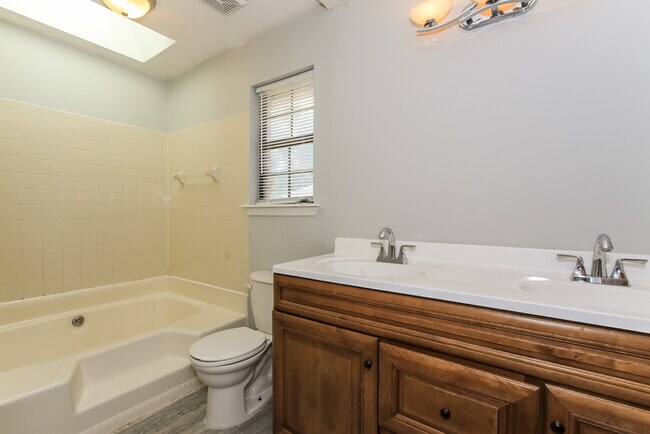 Foto del edificio - Spacious Brick Ranch in Hephzibah, GA