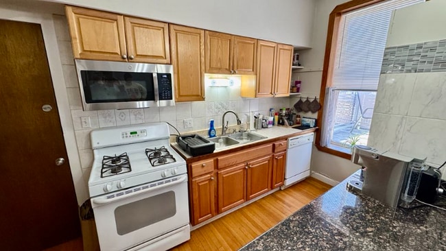 Photo - 1368 W Evergreen Ave Apartment