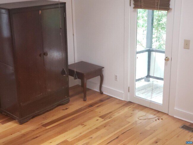 Building Photo - 413 Oak St