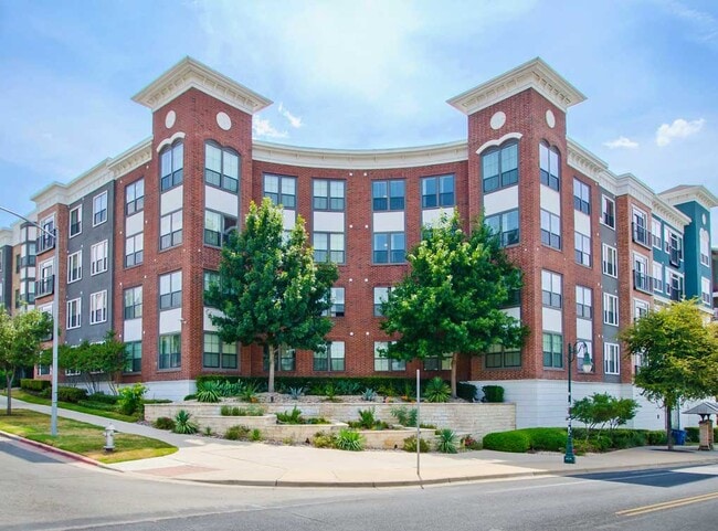 Building Photo - Local 2 BR Apartment Is Just Aces
