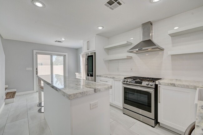 Foto del edificio - Fully Remodeled 3 Bed/ 2.5 Bath Home For Rent