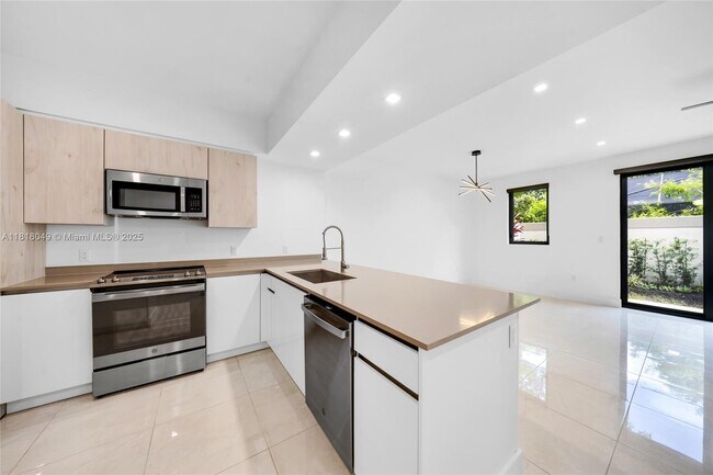 Foto del edificio - 4133 N Oak Pl