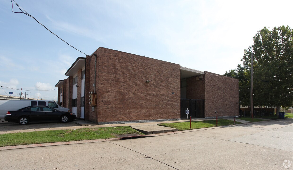 Building Photo - 1101 Dupas St