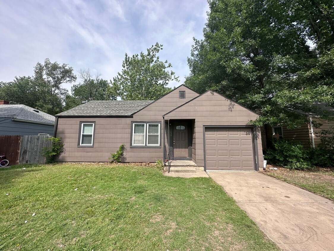 Foto principal - $900 - 2 bed 1 bath - Home with a fenced y...