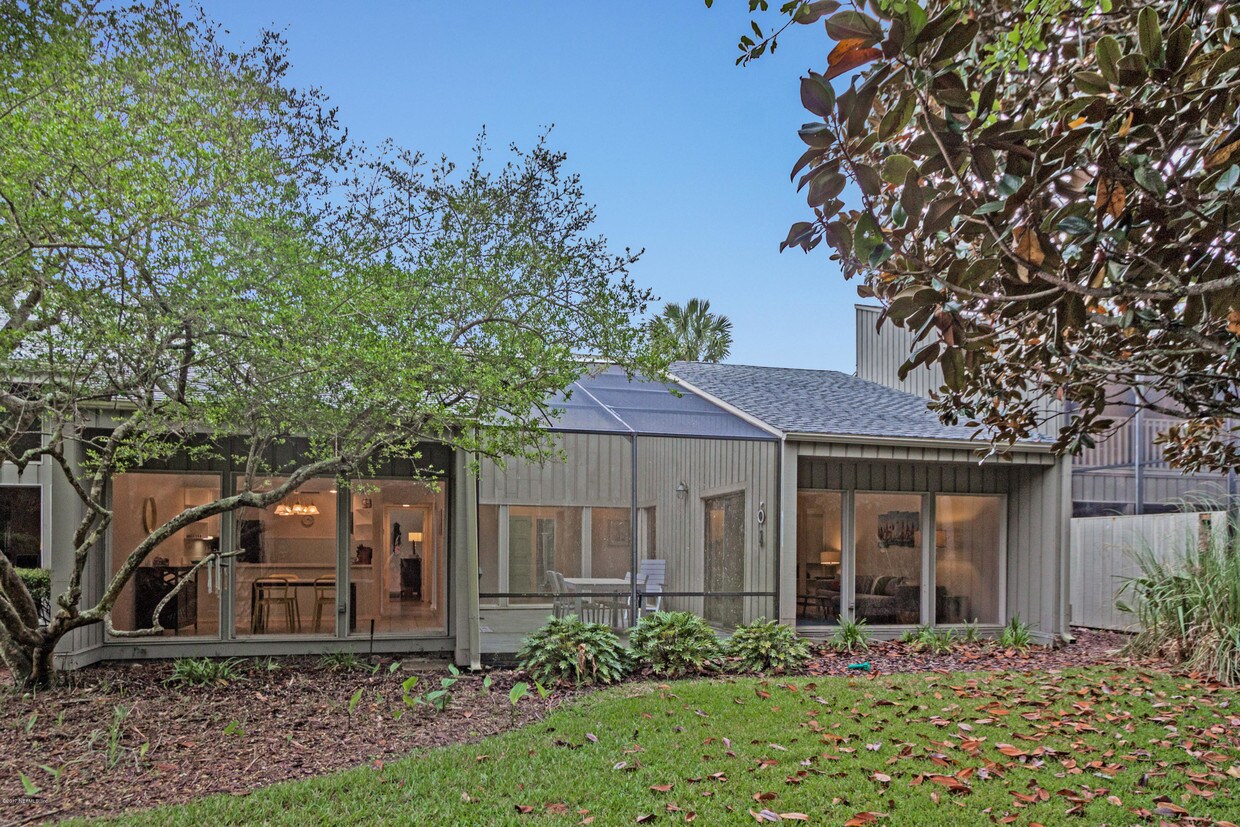 Primary Photo - 10061 Sawgrass Dr E