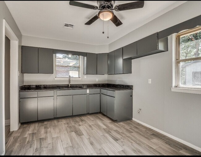 Foto del edificio - 510 N Oak St