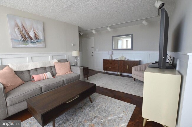 Building Photo - 1030 E Lancaster Ave