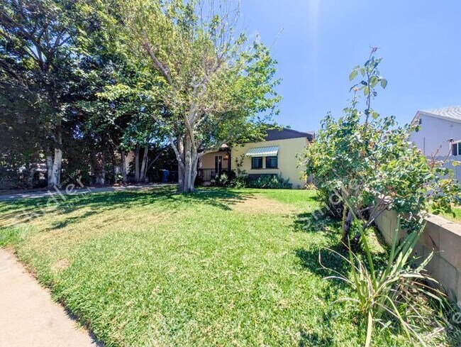 Foto del edificio - 2 Bedroom 1 Bath and 2 Massive Yard in North San Bernardino
