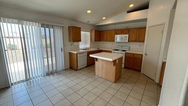 Building Photo - Spacious 3 bed 2 bath home.