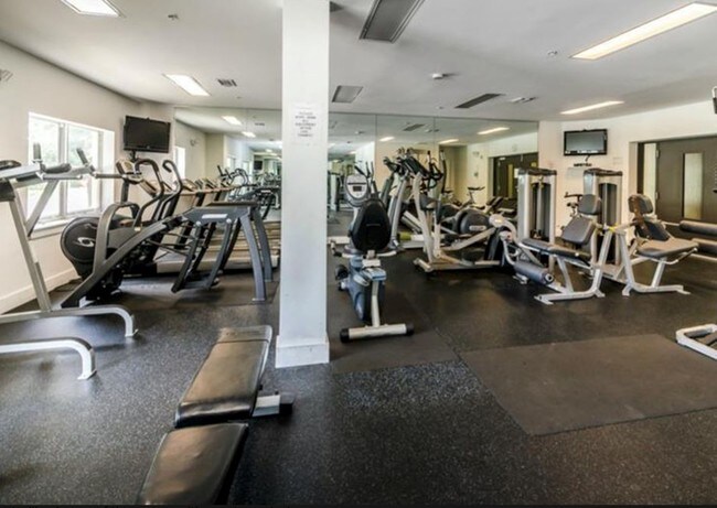 Gimnasio en la planta principal - 1010 Central Ave