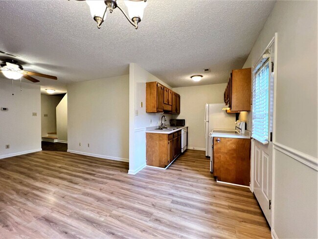 Foto del edificio - GREAT NORTHWEST LOCATION 2 BDRM / 2 BATH C...