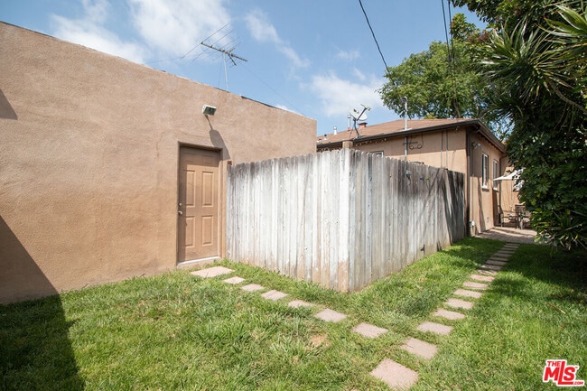 Foto del edificio - 5107 Overland Ave