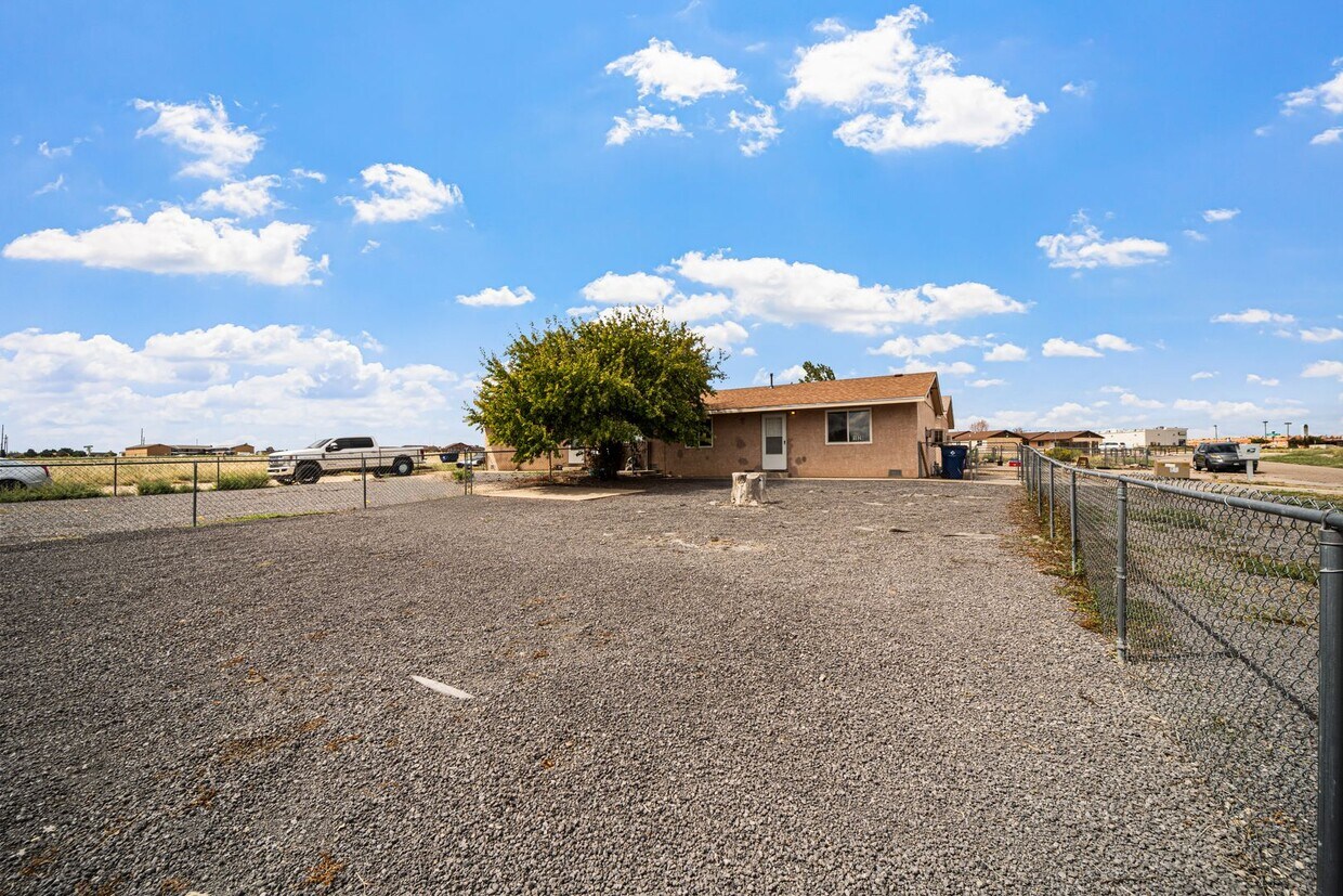 Foto principal - 2bed 1bath duplex with fenced yard