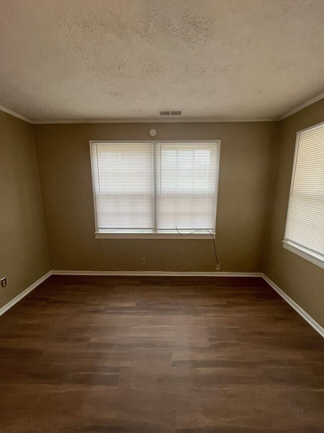 Building Photo - Relax on the Porch: Cozy 2-Bedroom Home in Talladega!!!