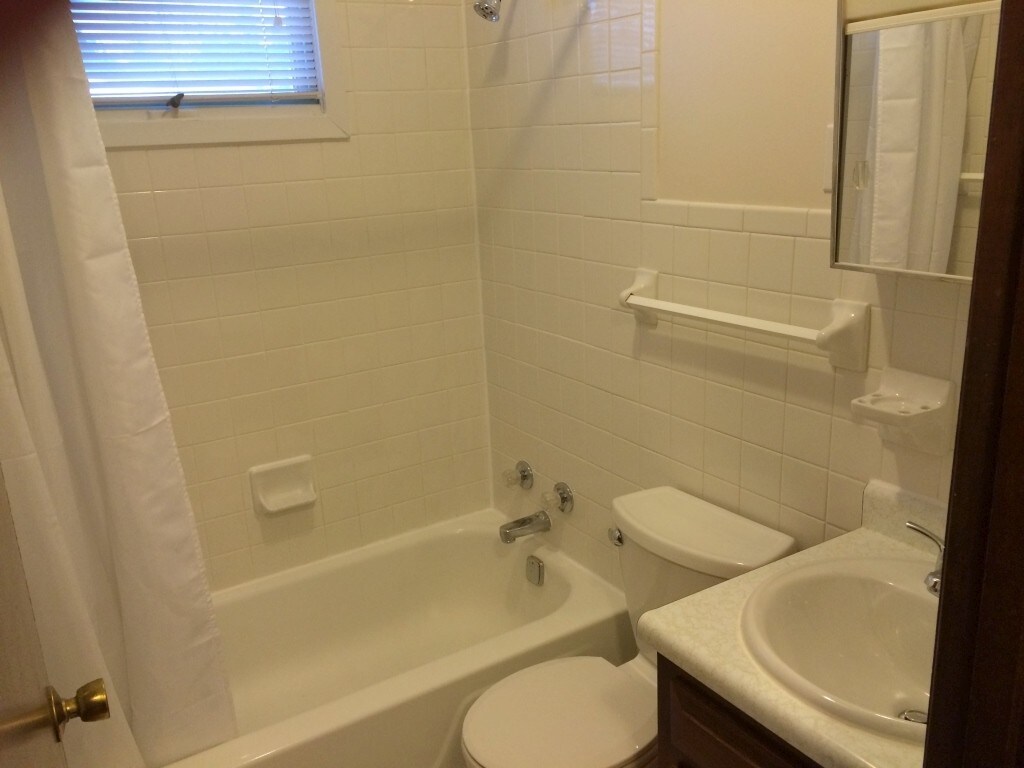 Baño completo - 862 Cook Ave