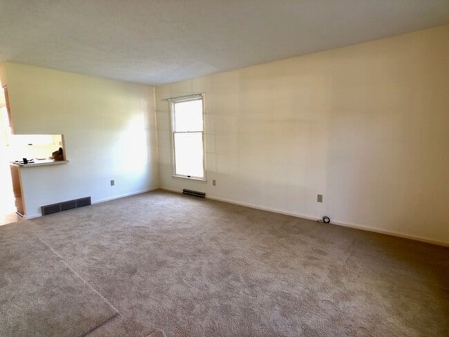 Building Photo - EXCEPTIONAL 2 Bedroom, 1 1/2 Bath Duplex Available!