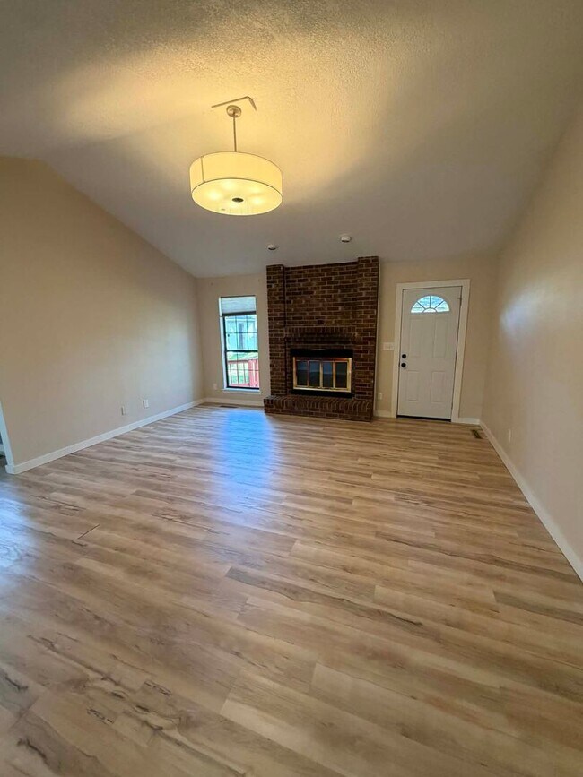 Foto del edificio - COMING SOON: COMFORT MEETS STYLE IN THIS SPACIOUS BEAUTIFUL 3 BEDROOM / 2 BATHROOM WITH XTRA ROOM...