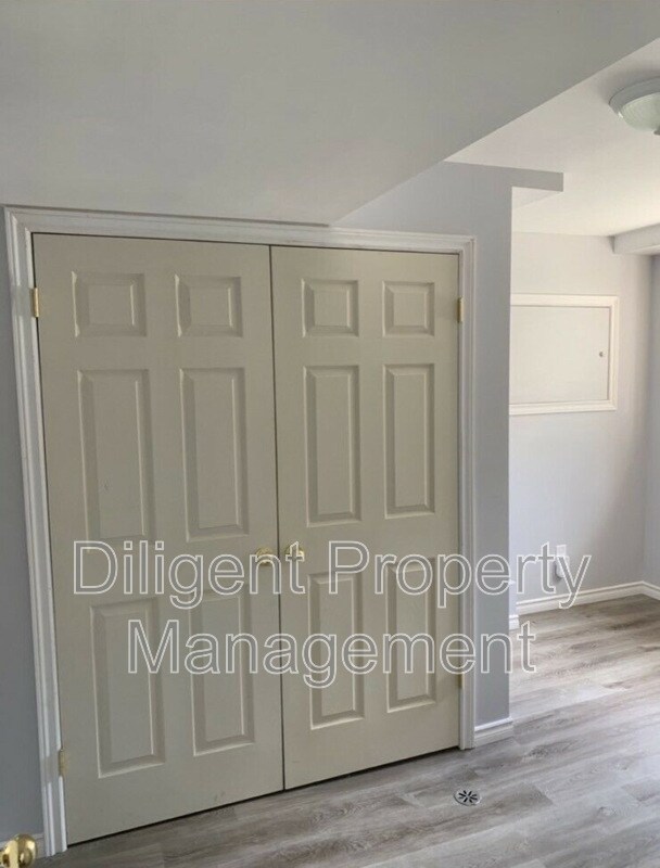 Building Photo - 588 Howden St