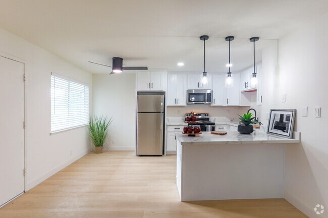 2BR, 1BA - 700SF - Dinning Area - Hacienda Hamilton