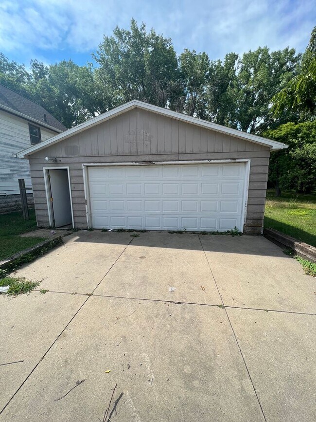 Building Photo - Two bedroom/ Two bath house