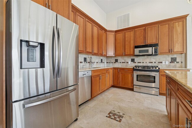 Building Photo - 335 Herricks Ln