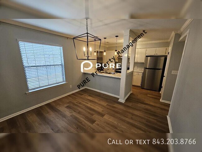 Building Photo - Recently Upgraded Townhouse near Dowtown C...
