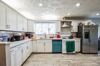Building Photo - 1301 Oaks Dr