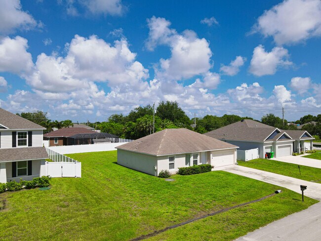 Foto del edificio - 4616 SW Carib St