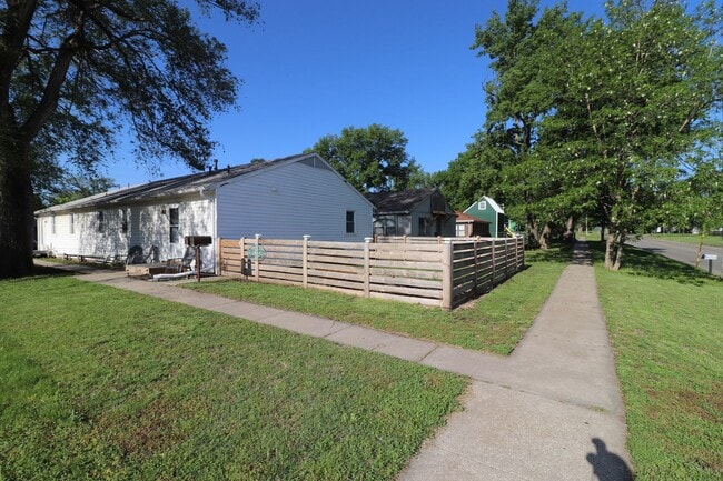 Building Photo - Updated Duplex for Rent