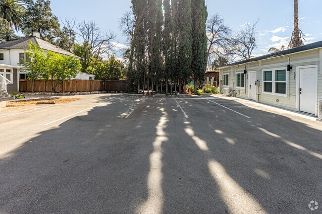 Aparcamiento - 411-417 N Euclid Ave