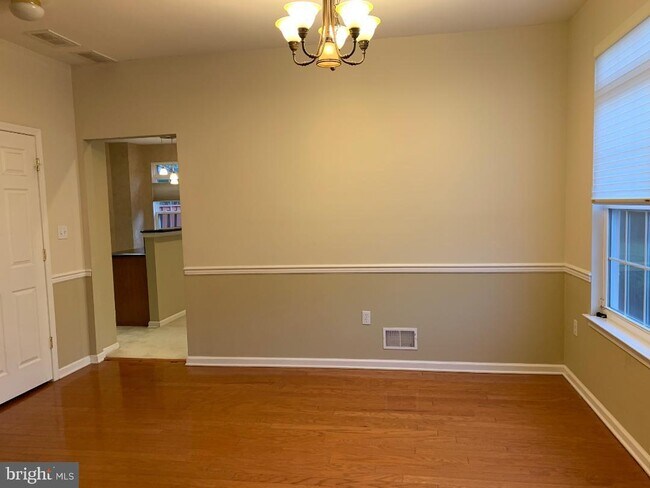 Building Photo - 18 Scarlet Oak Dr