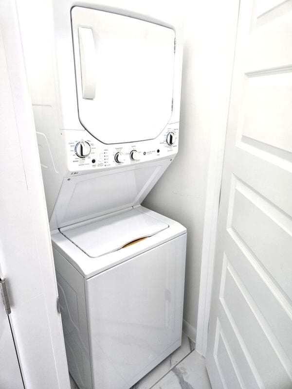 Building Photo - 3201 Magdalena St