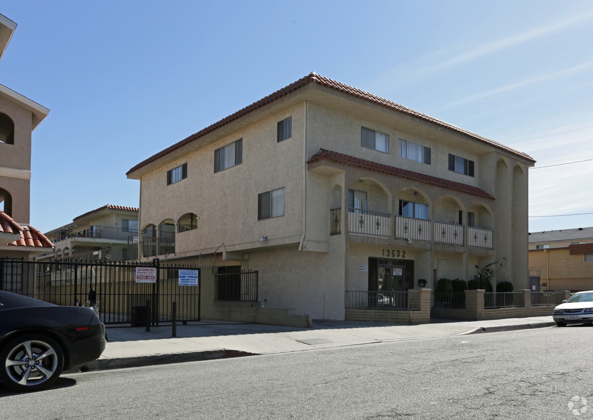 Primary Photo - El Romano Apartments