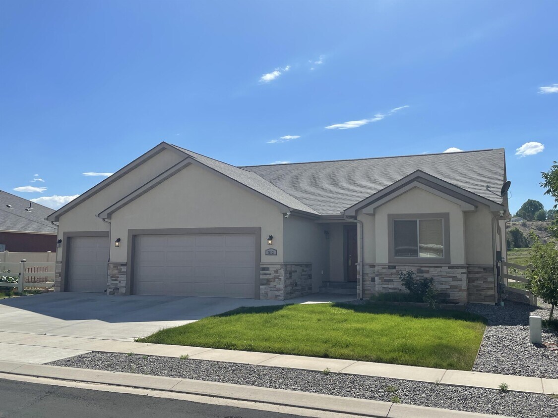 Primary Photo - 513 Alta Lakes Ave